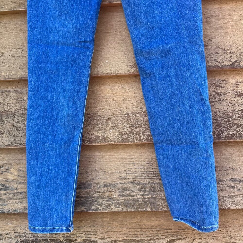 Soho Curvy Legging Jeans Distressed Ripped Denim Size 4 Medium Wash Cotton Blend - Picture 9 of 12